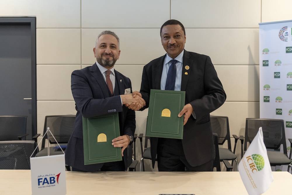 Officials from ICIEC and Nigeria's Federal Ministry of Finance shaking hands after signing the USD 626 million financing agreement for the Lagos-Calabar Coastal Highway.